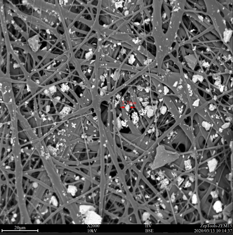  模擬高污染環(huán)境下佩戴過的口罩中間過濾層的掃描電鏡圖片